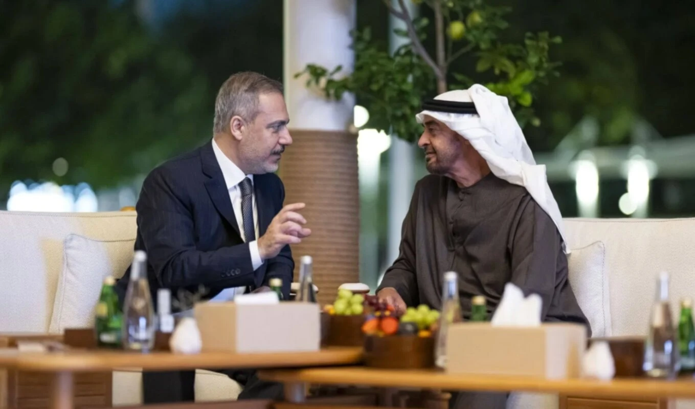 Presidente de Emiratos Árabes Unidos  recibe a ministro de Asuntos Exteriores de Turquía