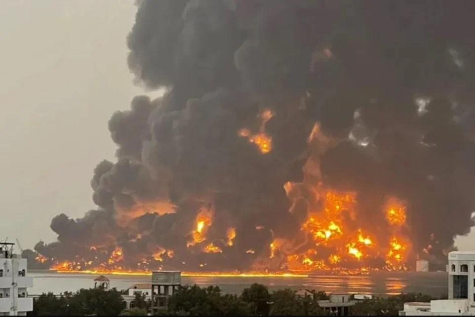 Ataque israelí al puerto de Hodeidah.