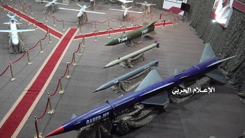 Misiles y drones son exhibidos en exposición de la industria militar yemenita.