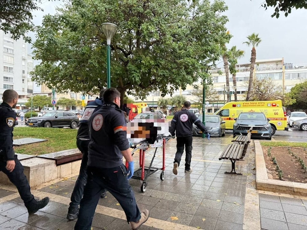 Las fuerzas de socorro transportan a los heridos en la operación de apuñalamiento de Herzliya, “Tel Aviv”.