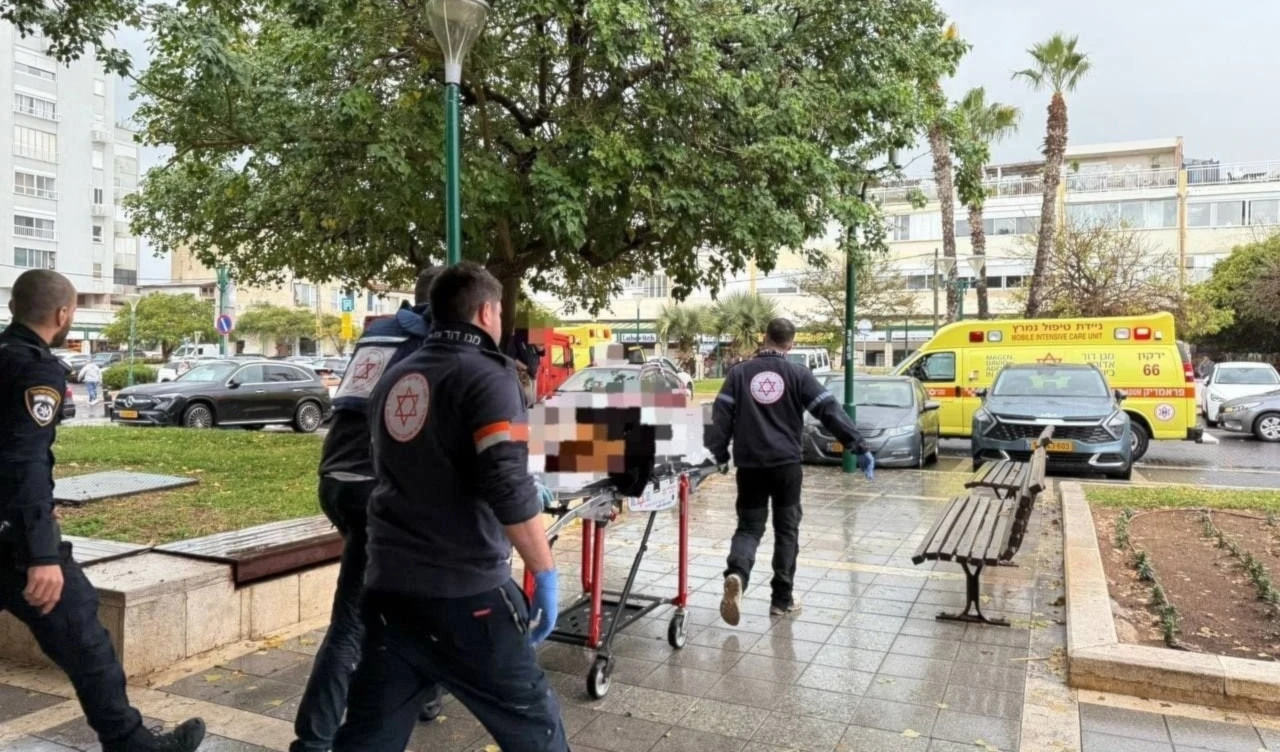 Las fuerzas de socorro transportan a los heridos en la operación de apuñalamiento de Herzliya, “Tel Aviv”. Las fuerzas de socorro transportan a los heridos en la operación de apuñalamiento de Herzliya, “Tel Aviv”.