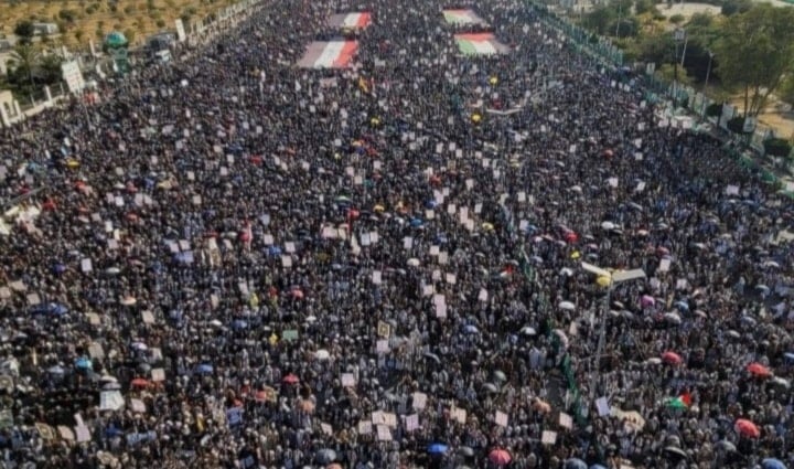 Millones de personas reunidas en la plaza Al-Sabeen en la capital yemenita, Saná.