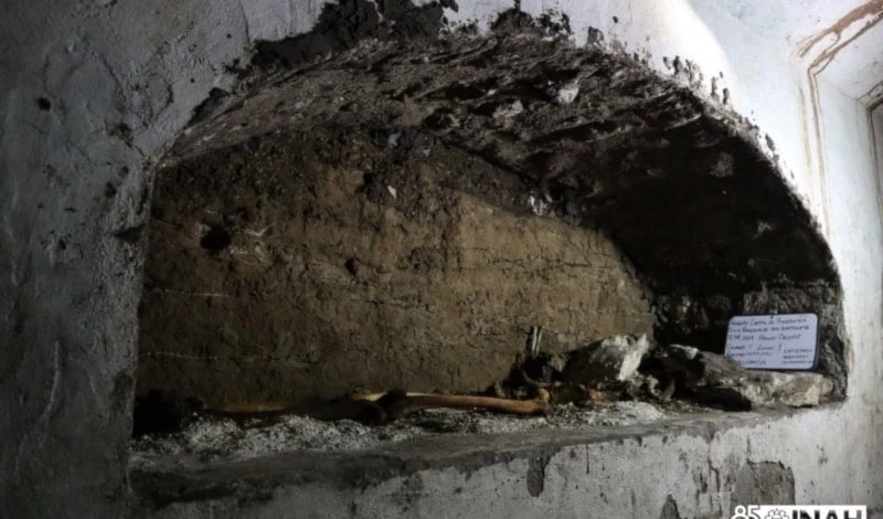 Abren tres sepulturas en una cripta bajo iglesia de México