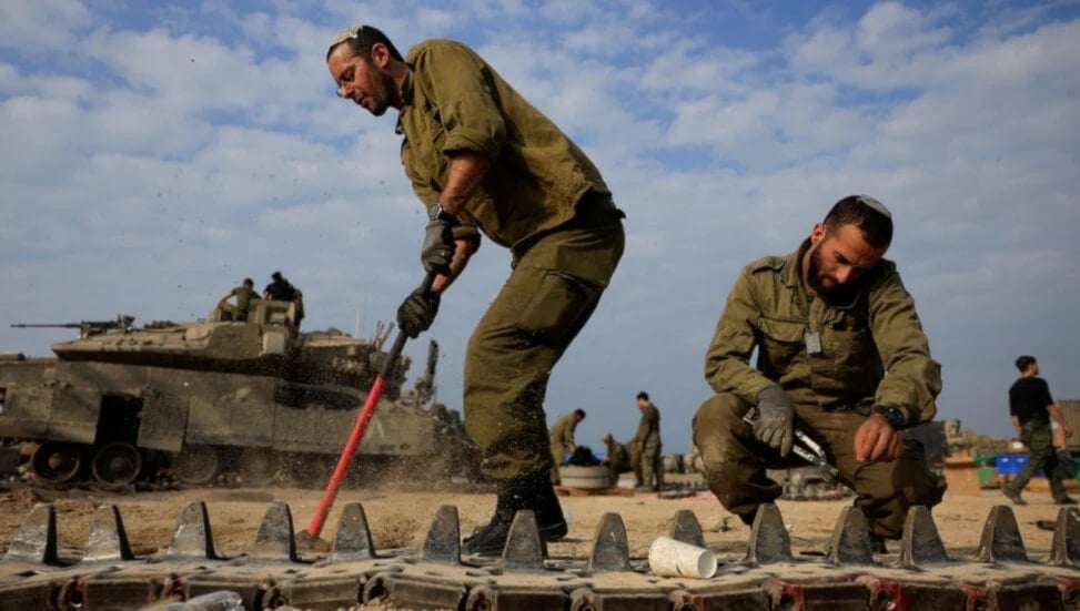 Soldados israelíes trabajan para reparar tanques dañados en la Franja de Gaza. (Foto: Reuters)