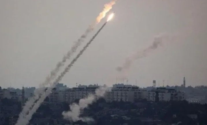 Lanzamiento de misiles hacia los asentamientos que rodean la Franja de Gaza (Foto: Archivo)