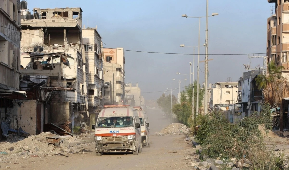 Ambulancias trasladan a enfermos y heridos del hospital Kamal Adwan al centro médico Al-Shifa. Ambulancias trasladan a enfermos y heridos del hospital Kamal Adwan al centro médico Al-Shifa.
