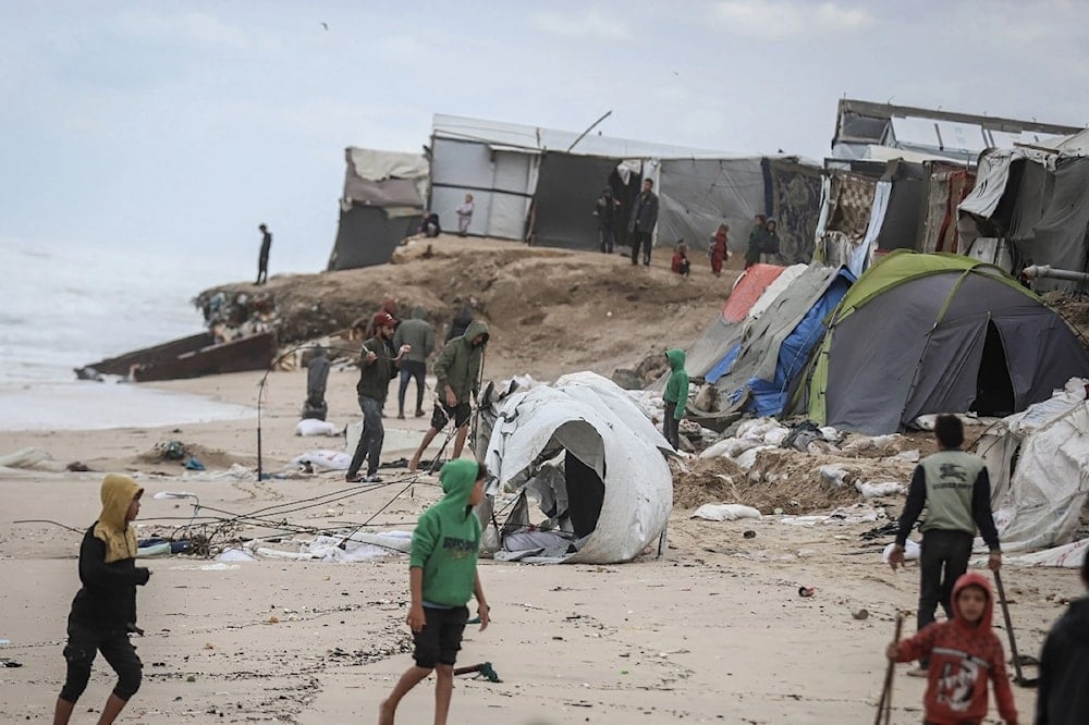 Dañados refugios temporales para los desplazados en Gaza por las intensas lluvias y las bajas temperaturas.