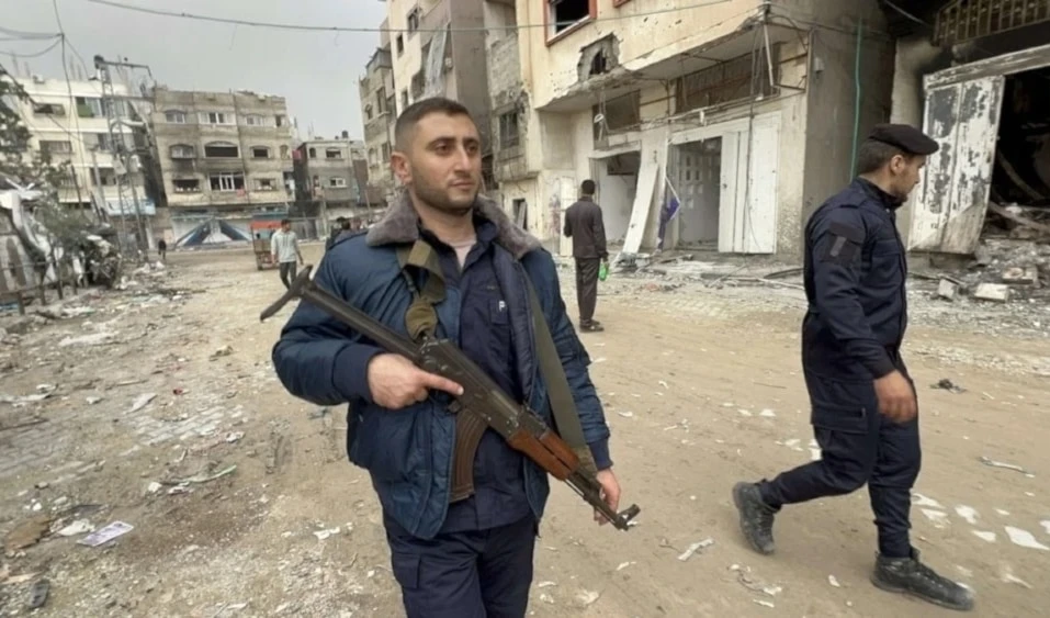 Efectivos de la policía de Hamas desplegados en las calles de Gaza tras la retirada del ejército israelí en diciembre de 2023.