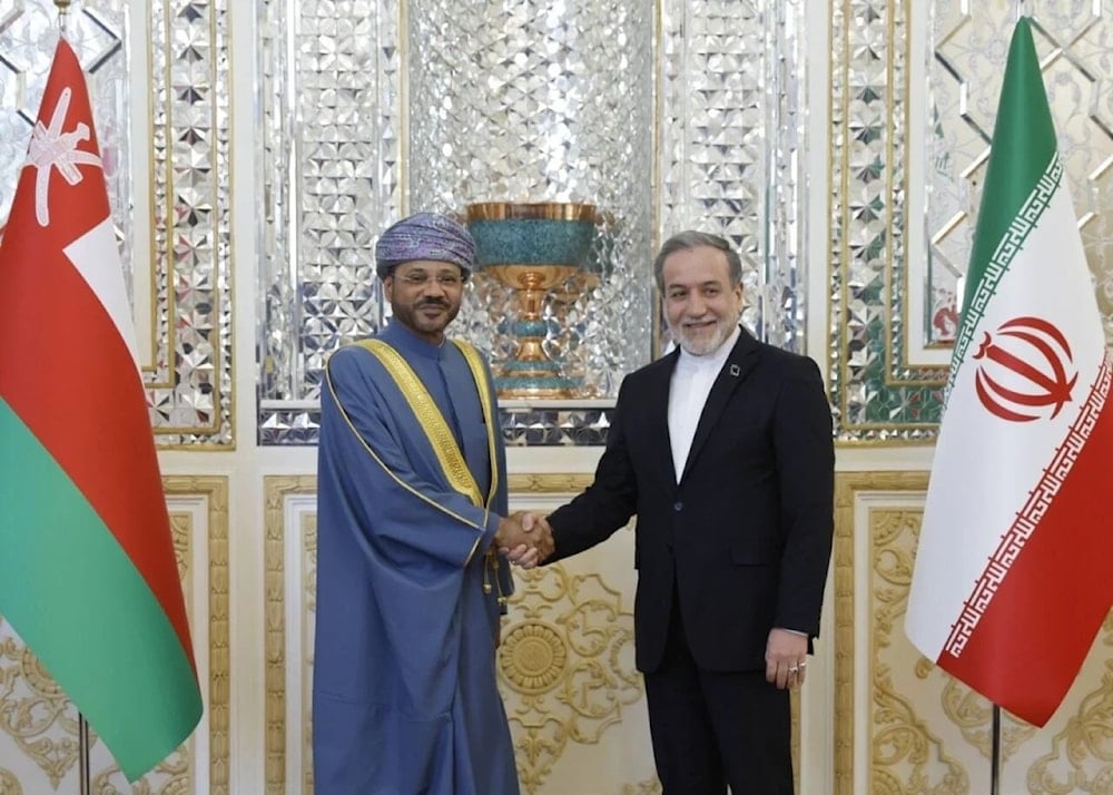 Encuentro entre el canciller de Omán, Badr al-Busaidi (izquierda), y su homólogo de Irán, Abbas Araghchi.