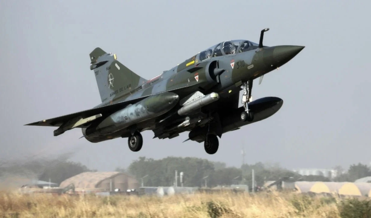 Cazas franceses bombardean sitios de Daesh en Siria.