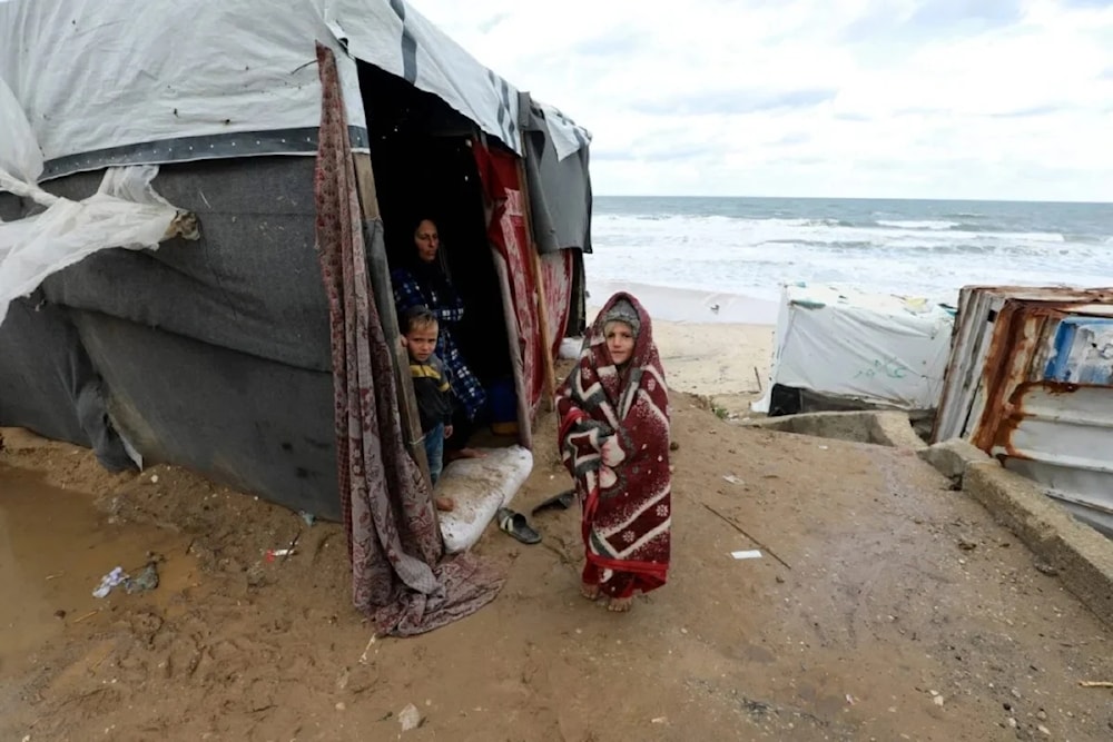 Las bajas temperaturas agravan las condiciones de vida de los palestinos que viven hoy en tiendas de campaña improvisadas a la orilla del mar. (Foto: Anatolia)