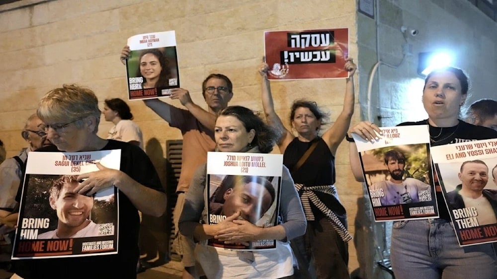 Familiares de los prisioneros israelíes en Gaza protestan ante la casa del parlamentario de la ultraderecha.