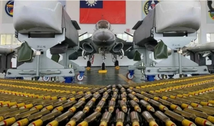 China impone sanciones a 13 empresas de defensa estadounidenses