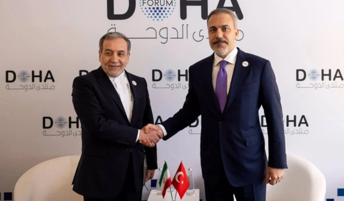 Encuentro en Doha entre el canciller de Irán, Abbas Araghchi, y su homólogo de Turquía, Hakan Fidan.