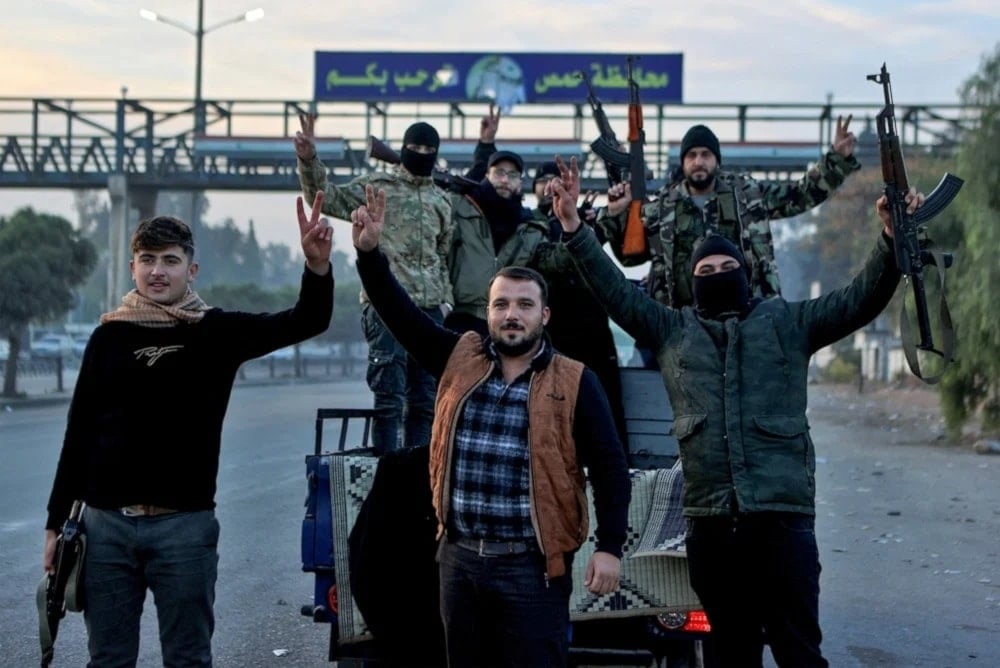 Miembros de los grupos armados en la entrada de la ciudad de Homs.