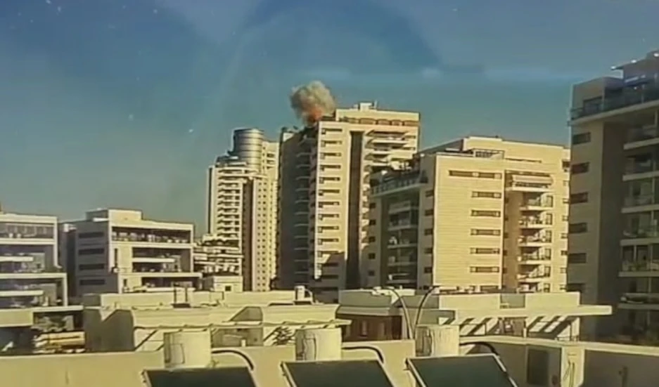 Imágenes que circulan en redes sociales muestran humo saliendo de uno de los niveles superiores del edificio impactado.