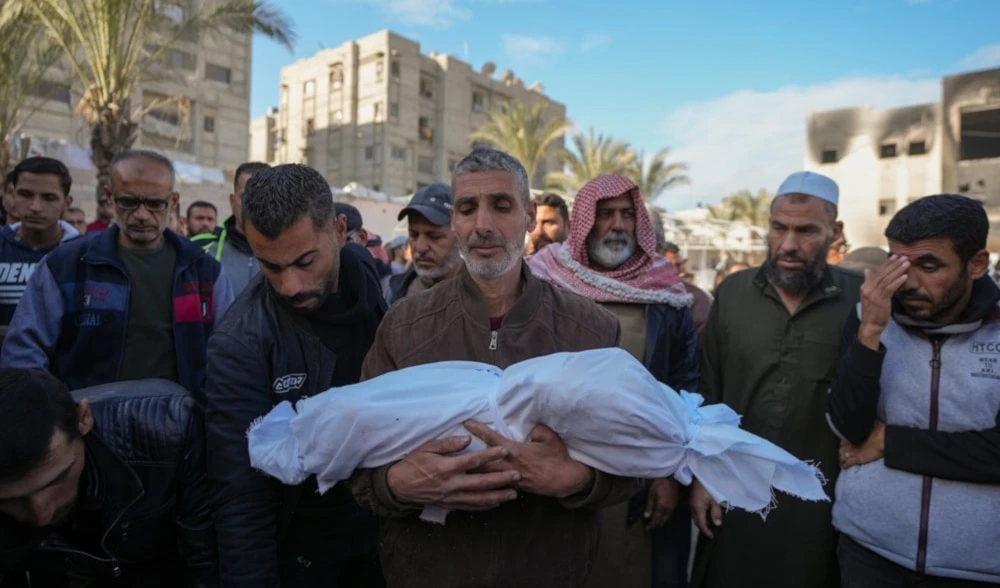 Durante las últimas 24 horas, la ocupación agresora cometió tres masacres y acabó con la vida de 50 palestinos. Durante las últimas 24 horas, la ocupación agresora cometió tres masacres y acabó con la vida de 50 palestinos.