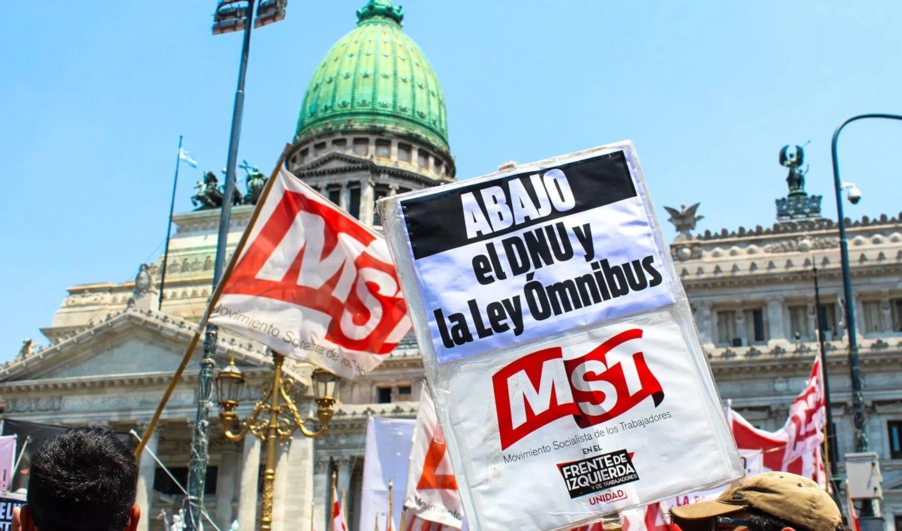 Centenares de personas llegaron hasta los alrededores del parlamento para rechazar las reformas de Milei. Centenares de personas llegaron hasta los alrededores del parlamento para rechazar las reformas de Milei.