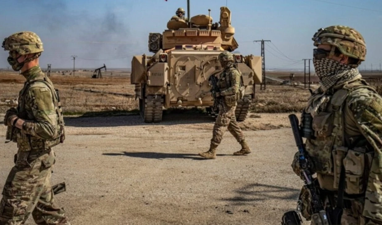 Base militar estadounidense en el campo petrolífero de Al-Omar en la campiña de Deir Ezzor.