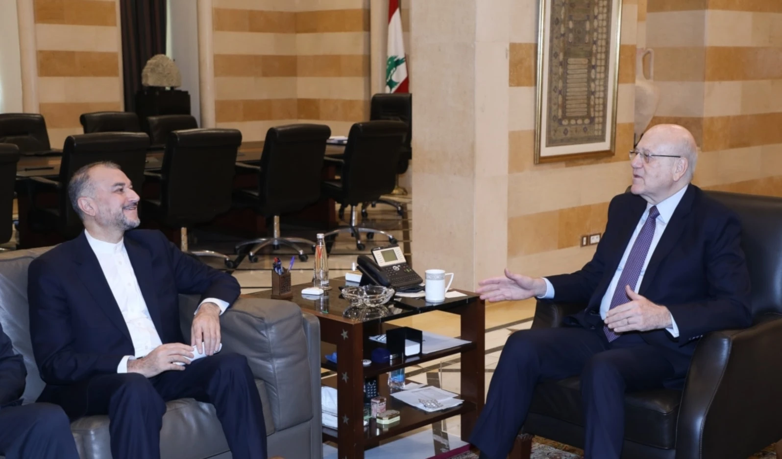 El primer ministro libanés, Najib Mikati, y el titular de Relaciones Exteriores de Irán, Hussein Amir Abdullahian, durante su encuentro en Beirut.