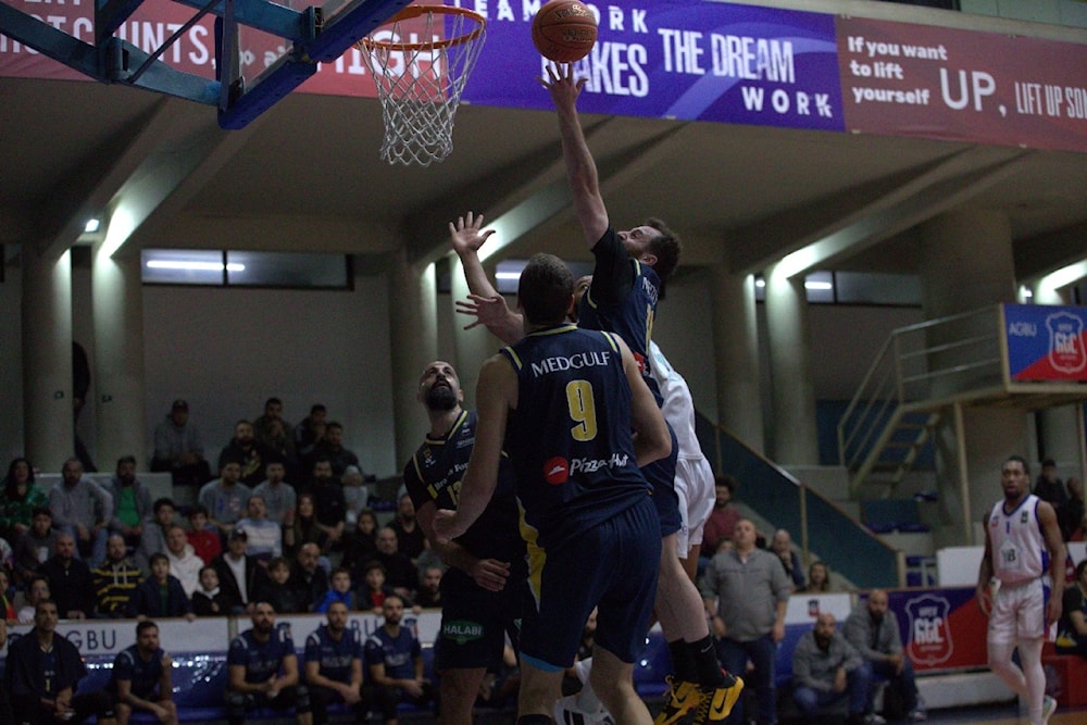 Al Riyadi vence a Antranik y amplía ventaja en baloncesto de Líbano.