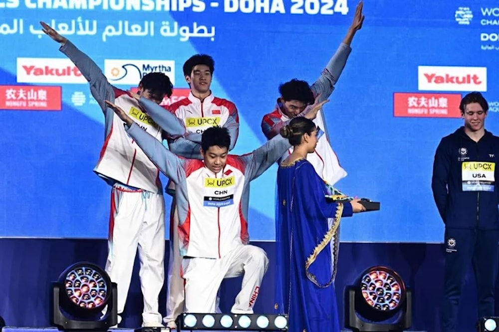 Nadador chino Zhanie establece récord mundial en justa de Doha.