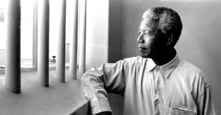 Mandela estuvo encarcelado durante 27 años por su valiente lucha contra el apartheid. 