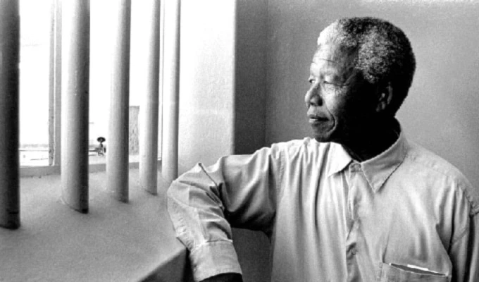 Mandela estuvo encarcelado durante 27 años por su valiente lucha contra el apartheid. Mandela estuvo encarcelado durante 27 años por su valiente lucha contra el apartheid.