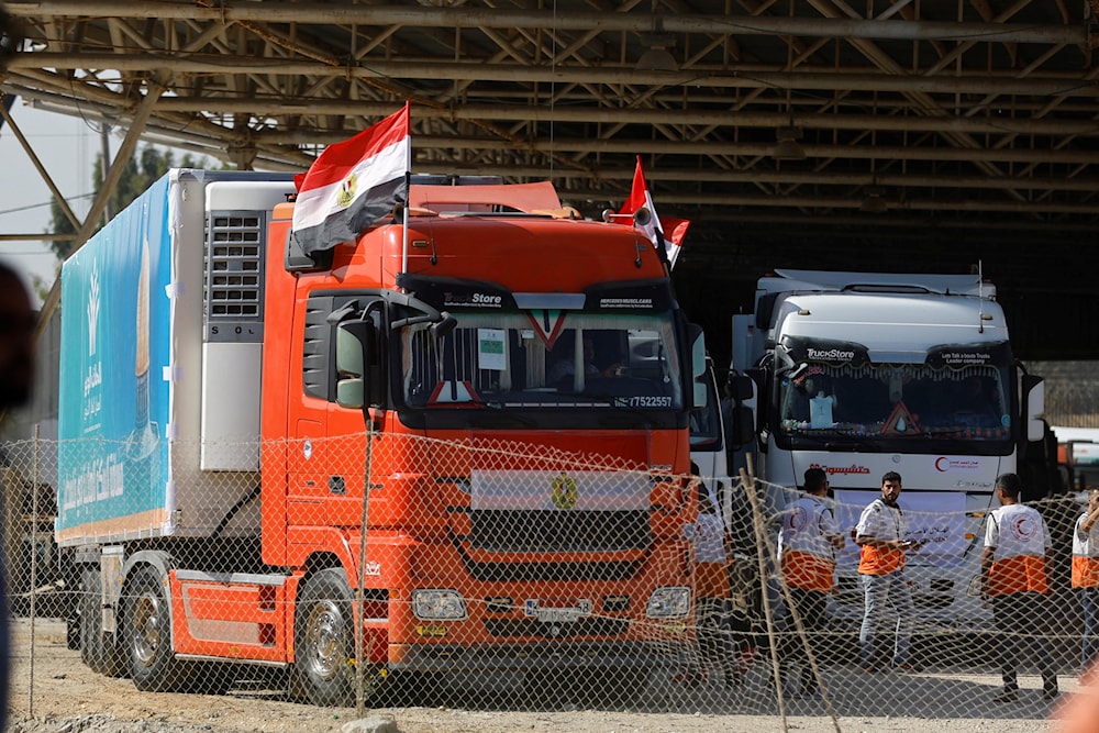 Camiones con ayuda humanitaria a Gaza varados cerca del cruce de Rafa.