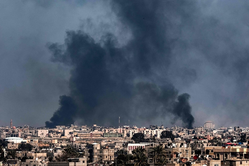 Aviación israelí asesina a un centenar de palestinos en Rafah.