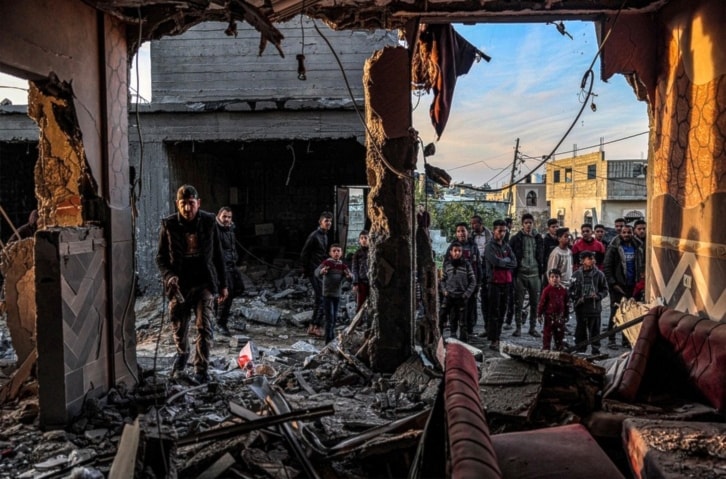 La brutal incursión no tuvo en cuenta los miles de civiles desplazados desde otros puntos de Gaza y apuntó a sus tiendas de campaña, infraestructuras, mezquitas o casas de seguridad, afirmó el FPLP.