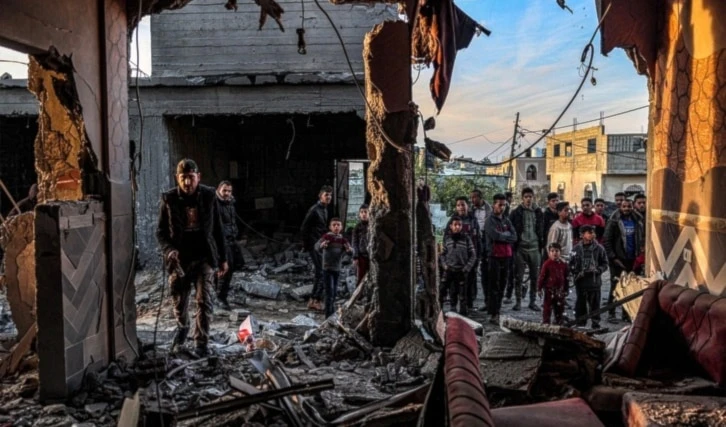 La brutal incursión no tuvo en cuenta los miles de civiles desplazados desde otros puntos de Gaza y apuntó a sus tiendas de campaña, infraestructuras, mezquitas o casas de seguridad, afirmó el FPLP.