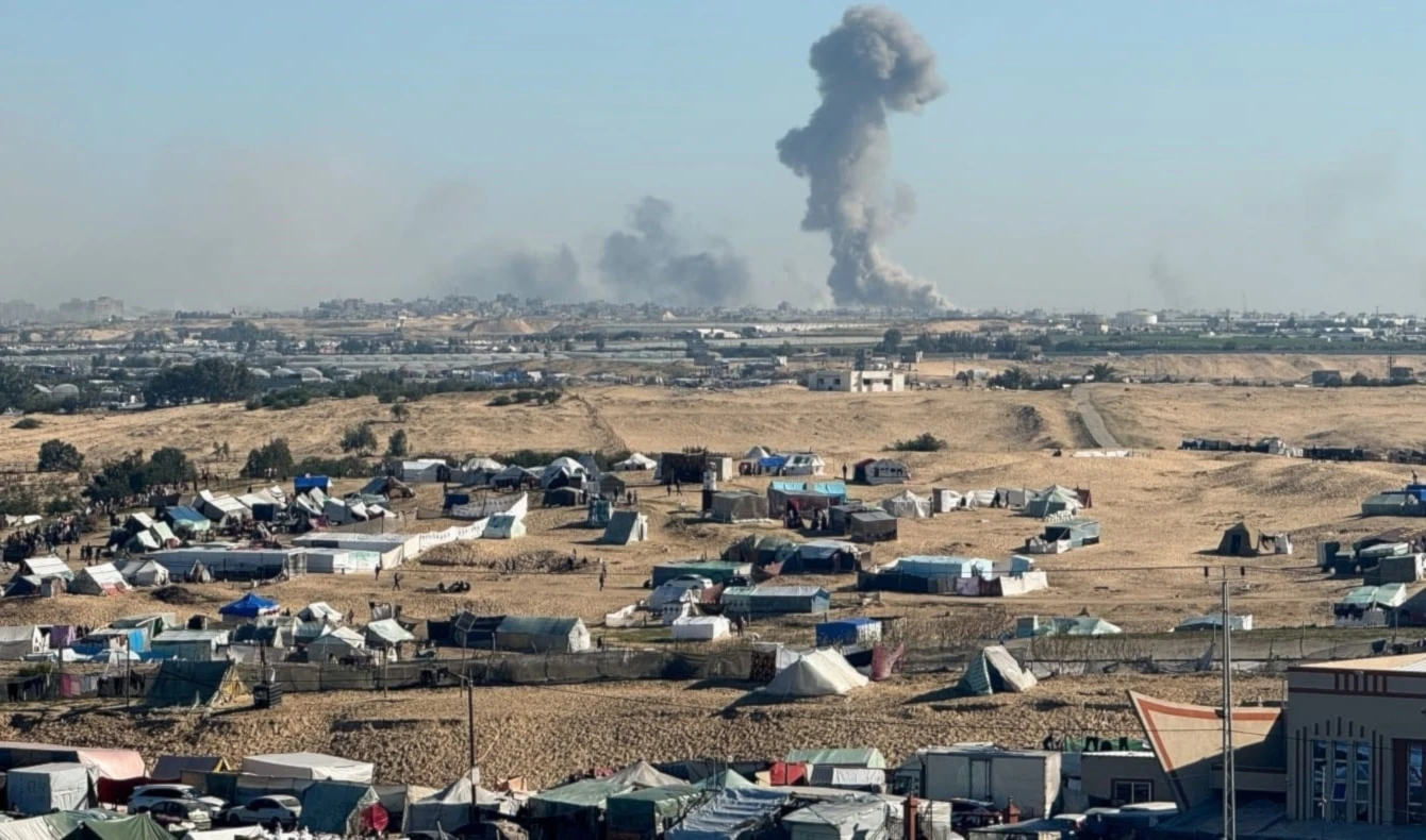 Aviación israelí asesina a un centenar de palestinos en Rafah.