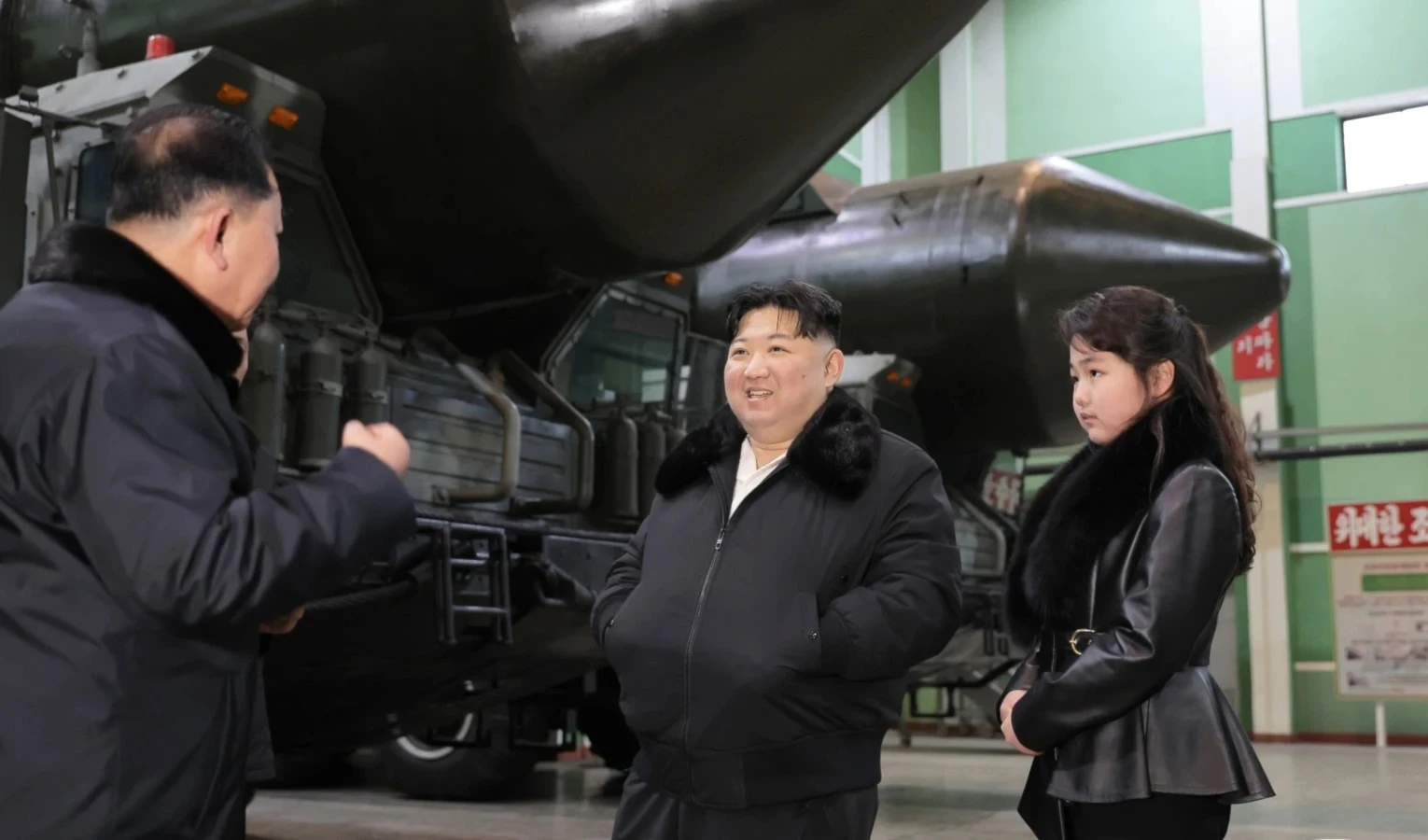 El presidente norcoreano, Kim Jong, inspeccionó el nuevo ejercicio armamentístico.