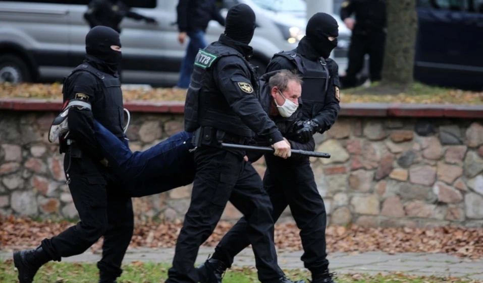 El presidente bielorruso señaló que las fuerzas de seguridad arrestan grupos radicales dos o tres veces por semana. El presidente bielorruso señaló que las fuerzas de seguridad arrestan grupos radicales dos o tres veces por semana.