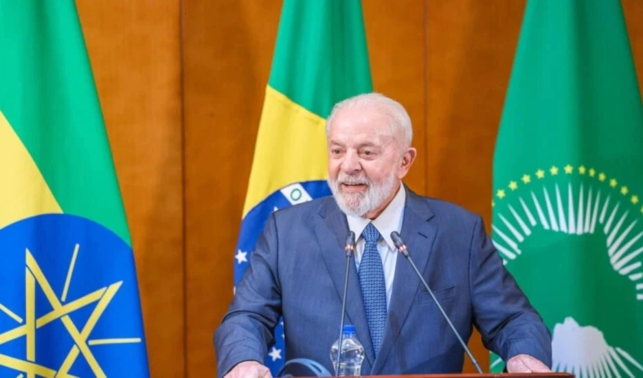 El presidente Lula da Silva habla durante una rueda de prensa ofrecida este 18 de febrero de 2024 en Adís Abeba, capital de Etiopía.