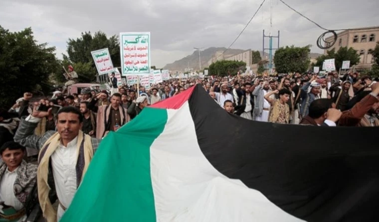Miles de yemenítas marcharon en Saada en apoyo de Palestina.