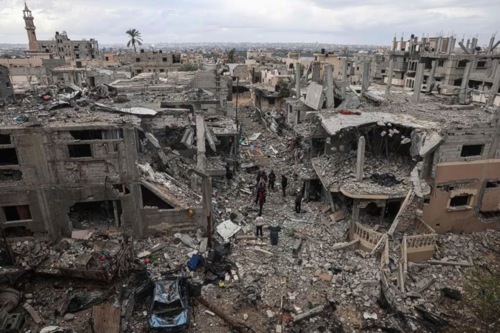 Miles de edificios, cientos de casas, escuelas, instituciones públicas y mezquitas fueron destruidas, así como campos y huertos arrasados, alrededor del perímetro terrestre de Gaza desde el 7 de octubre.