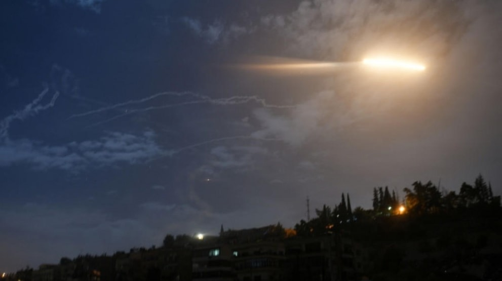 Los medios de defensa aérea sirios repelieron una agresión israelí hacia el sur de Damasco y derribaron varios misiles hostiles.