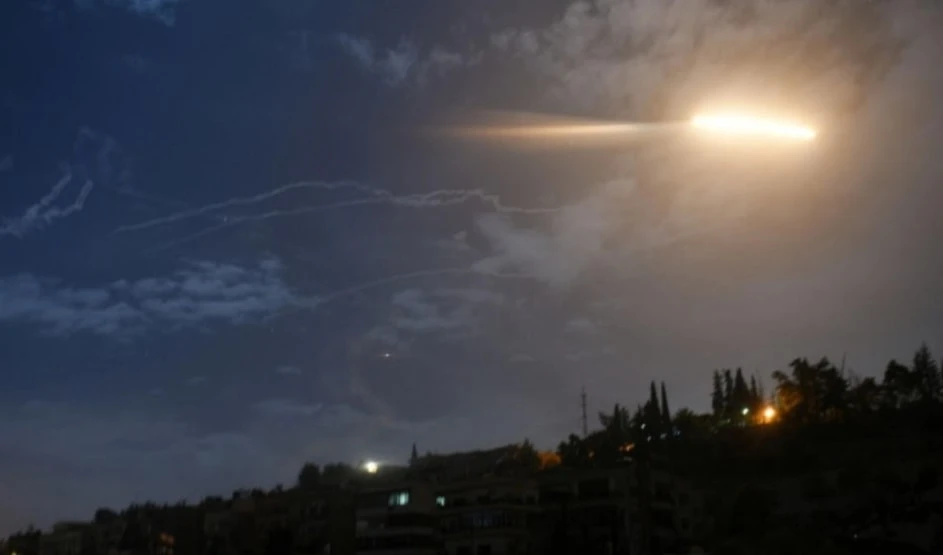 Los medios de defensa aérea sirios repelieron una agresión israelí hacia el sur de Damasco y derribaron varios misiles hostiles.