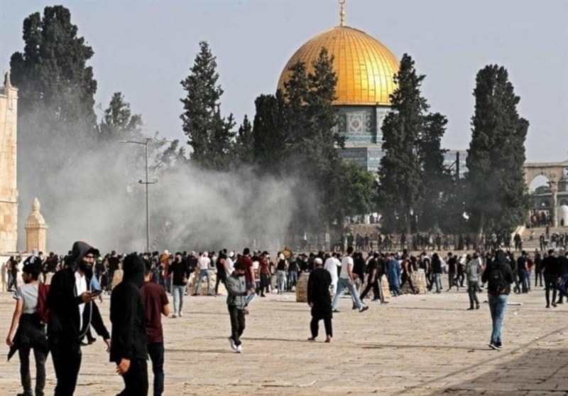 Restringir el acceso de los palestinos a la sagrada Mezquita Al-Aqsa generará reacciones populares severas que pueden encender la región de nuevo y con una fuerza mayor a la de los últimos meses.