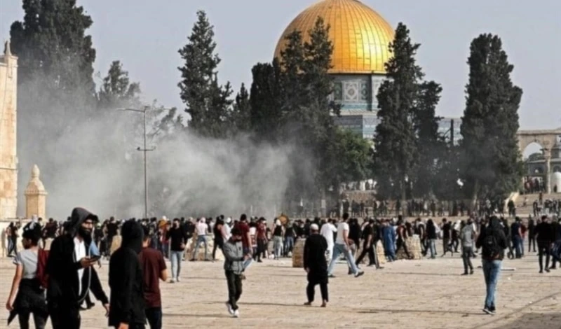 Restringir el acceso de los palestinos a la sagrada Mezquita Al-Aqsa generará reacciones populares severas que pueden encender la región de nuevo y con una fuerza mayor a la de los últimos meses.
