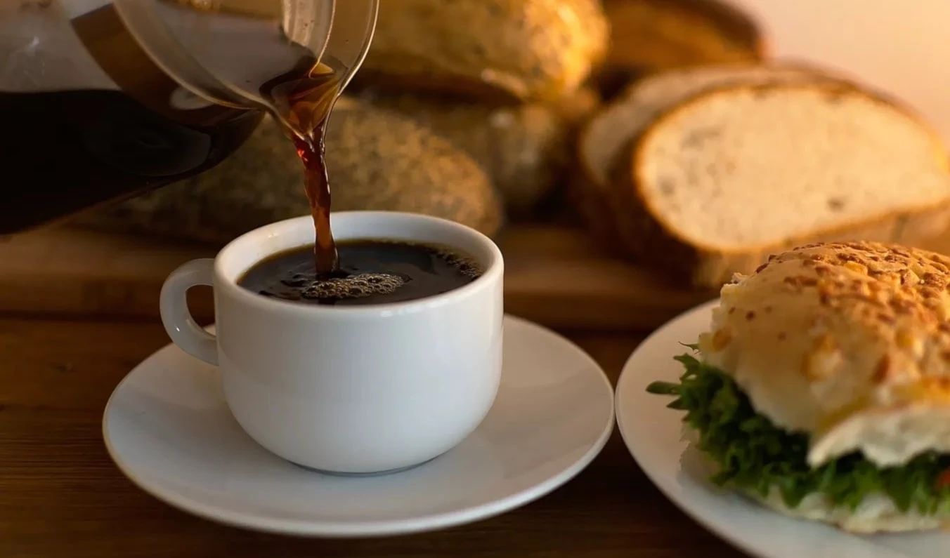 Café y pan. Foto: Pixabay.