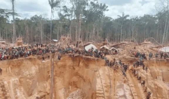 Los equipos continúan con las labores de rescate en el lugar del hecho. Los equipos continúan con las labores de rescate en el lugar del hecho.