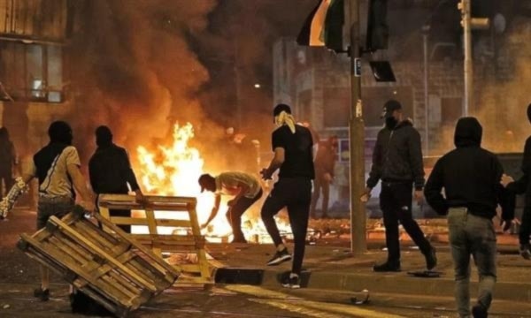 Jóvenes palestinos enfrentan a las fuerzas de ocupación en varios puntos de Cisjordania.