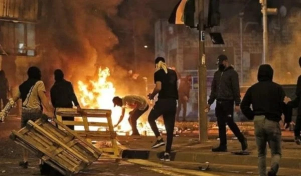 Jóvenes palestinos enfrentan a las fuerzas de ocupación en varios puntos de Cisjordania.