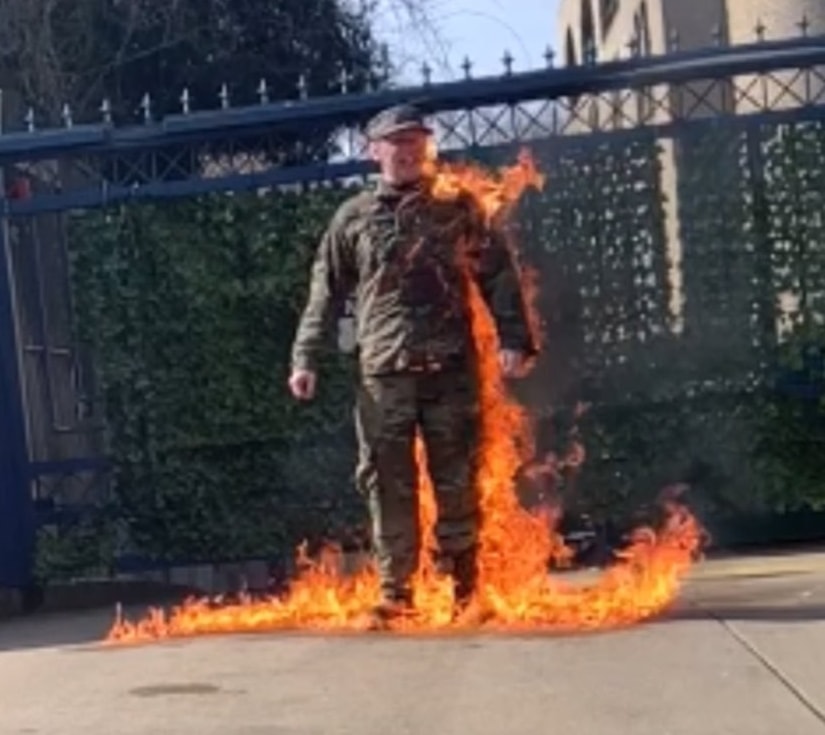 Hombre  se prende fuego afuera de embajada israelí en EE.UU.