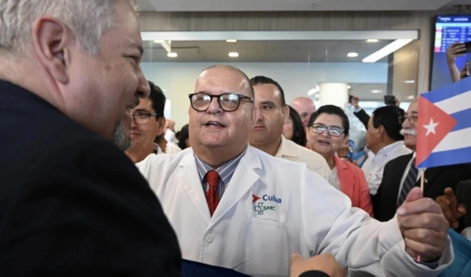 Ministro de Relaciones Exteriores hondureño Eduardo Enrique Reina junto a los médicos. Foto: AFP. Ministro de Relaciones Exteriores hondureño Eduardo Enrique Reina junto a los médicos. Foto: AFP.