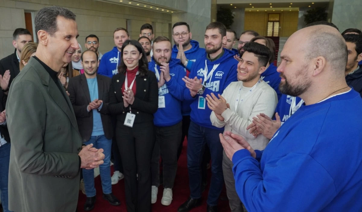 El mandatario sirio sostuvo un animado encuentro con jóvenes de su país y de Rusia.