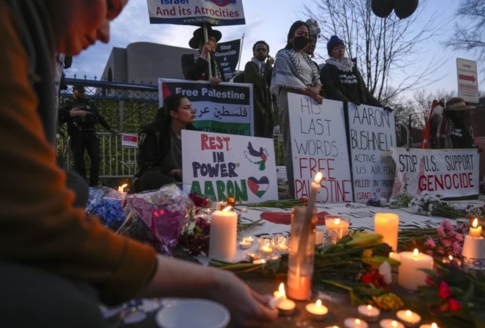 Estadounidenses rinden homenaje al soldado Aaron Bushnell.